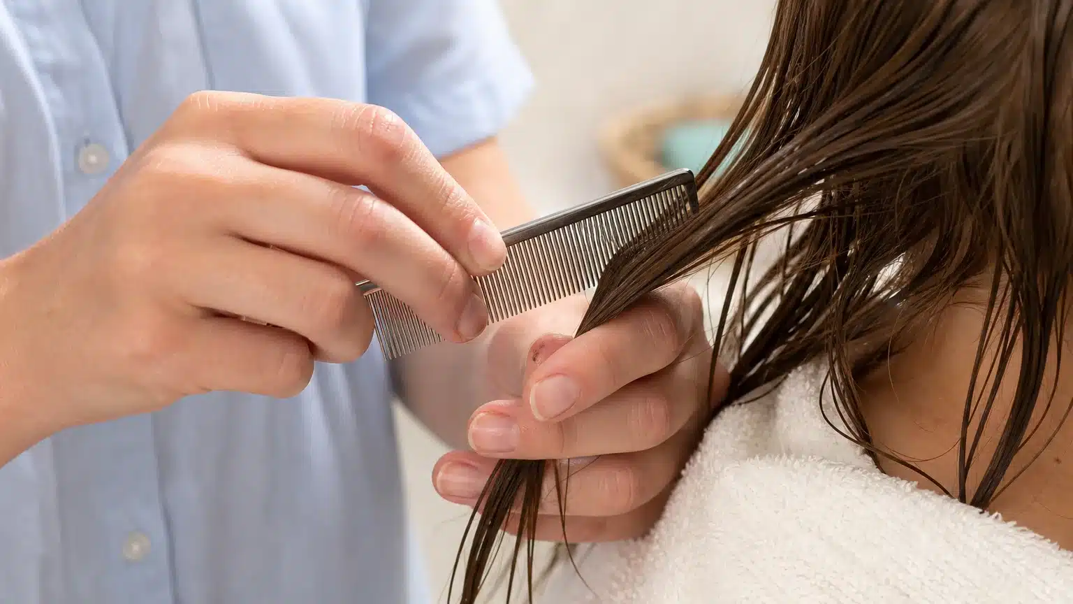 Peignage humide des cheveux avec un peigne fin